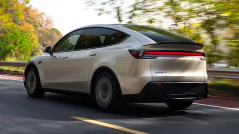 Tesla Model Y L chính thức ra mắt: SUV 6 chỗ, nội thất hạng sang, giá từ 61.990 USD