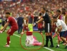 Giày khoét gót và tất thủng lỗ: Chiêu "độ" đồ đấu cực dị của các ngôi sao World Cup