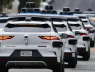 Taxi tự lái Waymo bất lực trước kẹt xe ngày Quốc khánh Mỹ: Hàng loạt xe phải kéo đi.