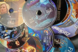 Vì sao các hãng phim "chung thủy" với DVD và Blu-ray mà chưa từng bán phim bằng USB?