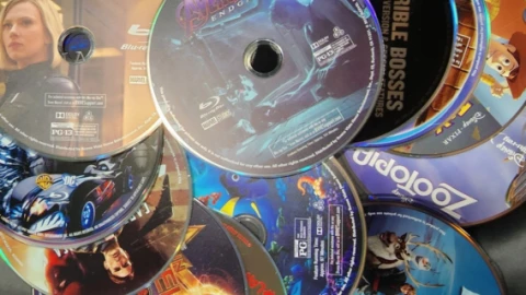 Vì sao các hãng phim "chung thủy" với DVD và Blu-ray mà chưa từng bán phim bằng USB?