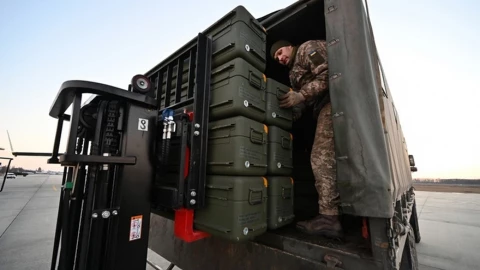 Ukraine đã xoay chuyển thế trận ngoại giao thế nào để nhận gói viện trợ quân sự 140 tỷ euro?