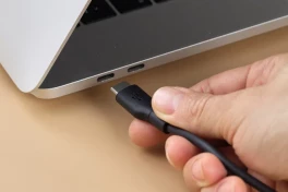 Vì sao nhiều laptop giờ có tới hai cổng sạc?