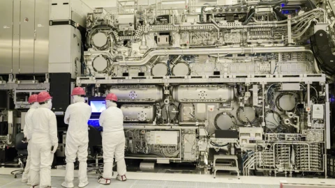 Intel "nổ phát súng" đầu tiên: Xuất xưởng lô chip từ cỗ máy quang khắc 380 triệu USD của ASML