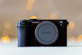 Sony A7C II: Chiếc máy ảnh full-frame "quốc dân" vẫn chưa tìm thấy đối thủ xứng tầm