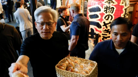 CEO Nvidia Jensen Huang "khuấy đảo" quán nhậu Tokyo: Đi ăn lẩu nội tạng với dàn sếp lớn, phát bánh bao cho fan ngoài phố