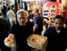 CEO Nvidia Jensen Huang "khuấy đảo" quán nhậu Tokyo: Đi ăn lẩu nội tạng với dàn sếp lớn, phát bánh bao cho fan ngoài phố