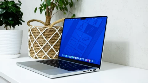 MacBook hàng tân trang bán quá chạy, Apple cũng không biết giải quyết sao