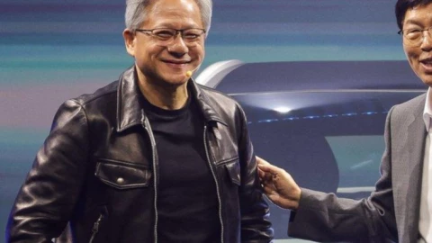 Chiếc áo khoác da có chữ ký của CEO Nvidia Jensen Huang được bán với giá gần 1 triệu USD, tương đương 480 chiếc RTX 5090