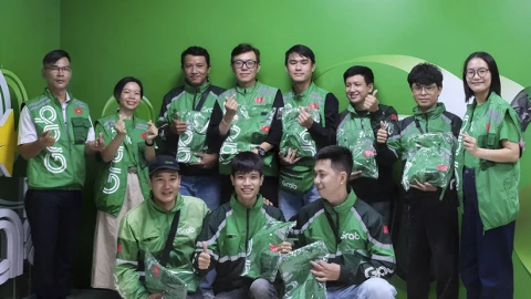 Grab tặng áo có quạt tản nhiệt cho các đối tác tài xế