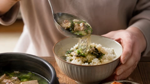 Đừng chan canh ngập cơm nếu không muốn dạ dày "than trời"