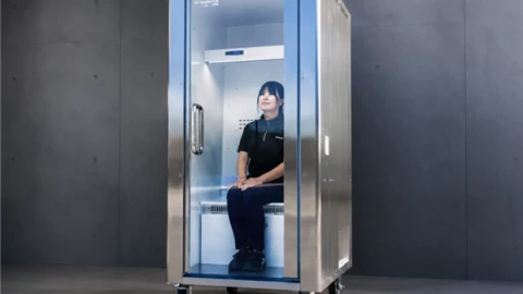 Lại là phát minh của người Nhật: tủ lạnh làm mát cho người trong 5 phút, giá 240 triệu đồng