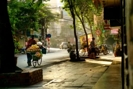 Trời nắng nóng như thiêu, ra đường thành "tôm luộc," khi nào thì Hà Nội mới có mưa?