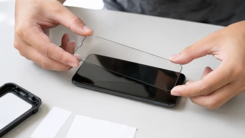 Ai nên bỏ miếng dán cường lực màn hình điện thoại?