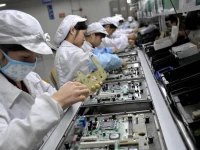 "Đến hẹn lại lên", Foxconn tuyển hàng chục nghìn công nhân, "thưởng nóng" nghìn đô chuẩn bị cho đợt sản xuất iPhone 18 Pro