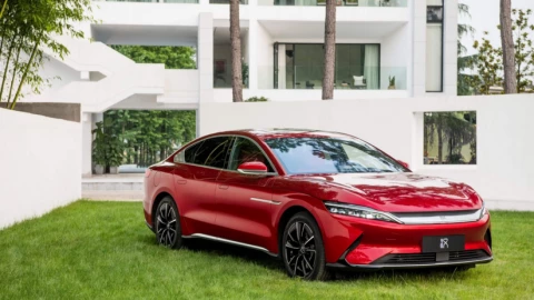 Cơn khát chip nhớ AI lan sang ngành ô tô: GM báo tăng chi phí hàng tỷ USD, BYD tăng giá tính năng tự lái