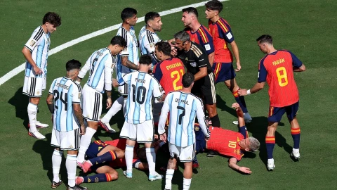 Tố trọng tài bị mua chuộc, fan Argentina gom 100.000 chữ ký yêu cầu FIFA đá lại trận chung kết