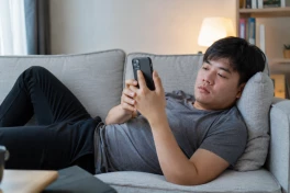 Xa hoa nhưng vô vị: Vì sao công nghệ càng hiện đại, con người càng khó thấy vui?
