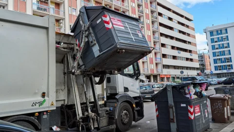 Bí mật đằng sau xe chở rác: Cỗ máy phức tạp giữ sạch thành phố