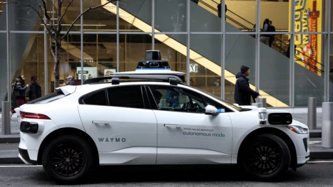 Robotaxi Waymo đỗ xe không đúng quy định bị phạt đến hơn nửa tỷ đồng!