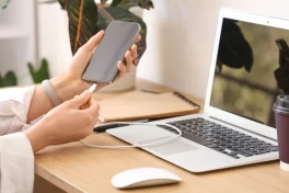 Sạc điện thoại bằng cổng USB laptop có an toàn không?