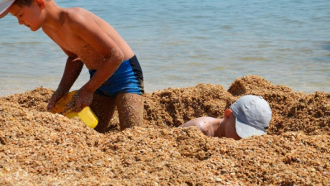 Đừng làm việc này khi xây lâu đài cát trên bãi biển