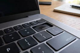 MacBook Pro M5 Max quá nhiệt làm méo cả phím Delete, giá thay thế gần 900 USD nếu hết bảo hành