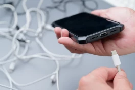 Tại sao tốc độ sạc điện thoại lại được đo bằng đơn vị Watt?