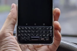Phím bấm vật lý trên smartphone: Nhìn thì hoài niệm, nhưng thực ra chẳng ai mua