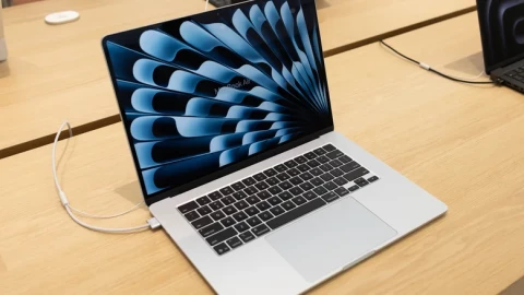 Dùng củ sạc 100W cho MacBook Air có an toàn không?