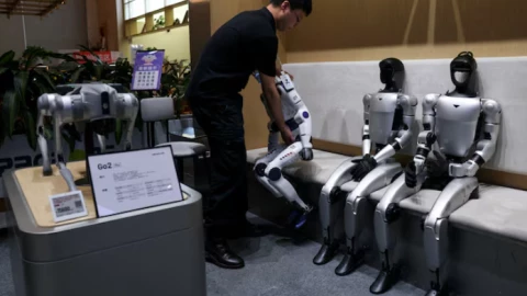 Robot hình người Trung Quốc chạy và nhảy hơn cả người