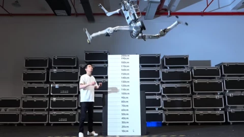 Công ty Trung Quốc tung ra robot phá vỡ giới hạn của con người: Bật nhảy cao 2 mét từ tư thế đứng, chạy 12,66 mét/giây