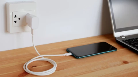 Vì sao điện thoại hiện nay sạc nhanh hơn bao giờ?
