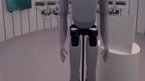 Đây là robot hình người của Xiaomi: tên Tie Da, cao 1,7 mét và nặng 66 kg, đã làm thử việc ở nhà máy