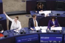 EU buộc AI phải “tự khai” mình là máy, nội dung do AI tạo ra phải được nhận diện