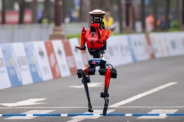 Robot hình người của hãng điện thoại vừa phá vỡ 5 kỷ lục thế giới của con người