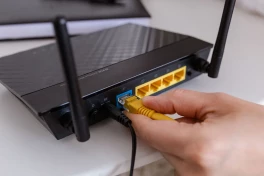 Bỏ Wi-Fi cắm dây cho nhanh, ai ngờ mạng còn chậm hơn vì chọn sai cổng sau router