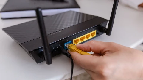 Bỏ Wi-Fi cắm dây cho nhanh, ai ngờ mạng còn chậm hơn vì chọn sai cổng sau router