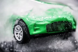 Tuyên chiến! Mercedes-Benz và BMW tung video châm biếm xe “sản xuất vội vàng”