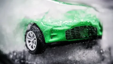 Tuyên chiến! Mercedes-Benz và BMW tung video châm biếm xe “sản xuất vội vàng”