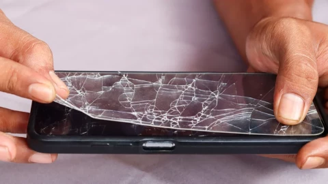 Vì sao kính cường lực điện thoại dễ vỡ vậy? Có phải do hàng kém chất lượng?