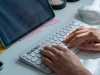 Thói quen sạc điện thoại có thể cứu sống bàn phím không dây của bạn