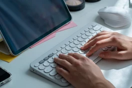 Thói quen sạc điện thoại có thể cứu sống bàn phím không dây của bạn