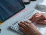 Thói quen sạc điện thoại có thể cứu sống bàn phím không dây của bạn