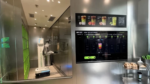 Robot này có thể pha ly cà phê trong 20 giây, nhưng con người vẫn có thể thở phào nhẹ nhõm