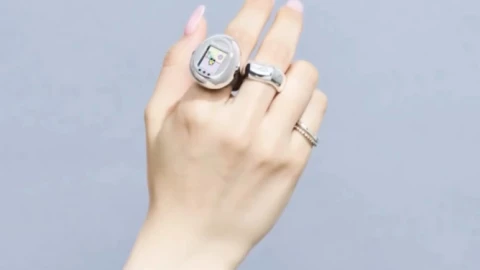 Bạn còn nhớ trò "nuôi gà ảo" Tamagotchi không? Giờ bạn có thể chơi ngay trên chiếc nhẫn này