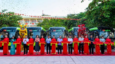 Quảng Ninh trở thành địa phương đầu tiên dùng xe buýt điện đưa đón học sinh miễn phí
