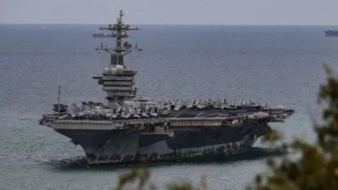 Tàu sân bay USS Lincoln trông nát "như tị nạn". Truyền thông Trung Quốc phân tích sự khác biệt văn hóa giữa hải quân Mỹ và Trung Quốc