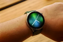 Motorola ra mắt đồng hồ Moto Watch Ultra đánh dấu sự trở lại với Wear OS