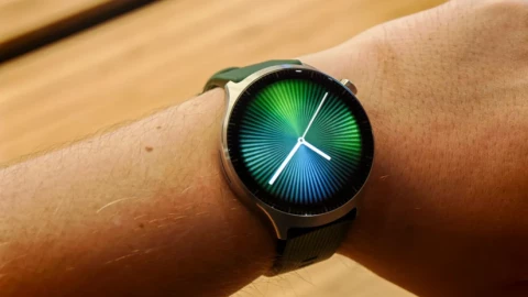 Motorola ra mắt đồng hồ Moto Watch Ultra đánh dấu sự trở lại với Wear OS